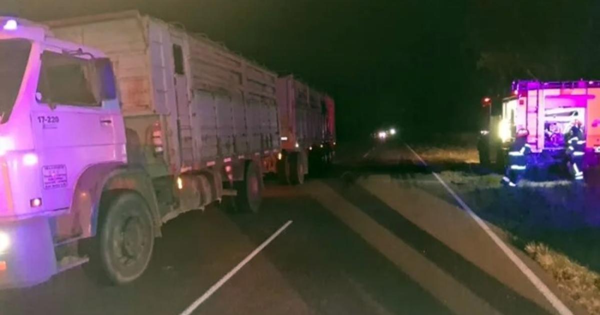 Los bomberos lograron controlar las llamas en el acoplado