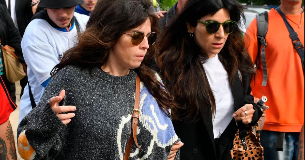 Dalma y Giannina a la salida del juzgado en donde se lleva adelante el juicio por la muerte de Maradona