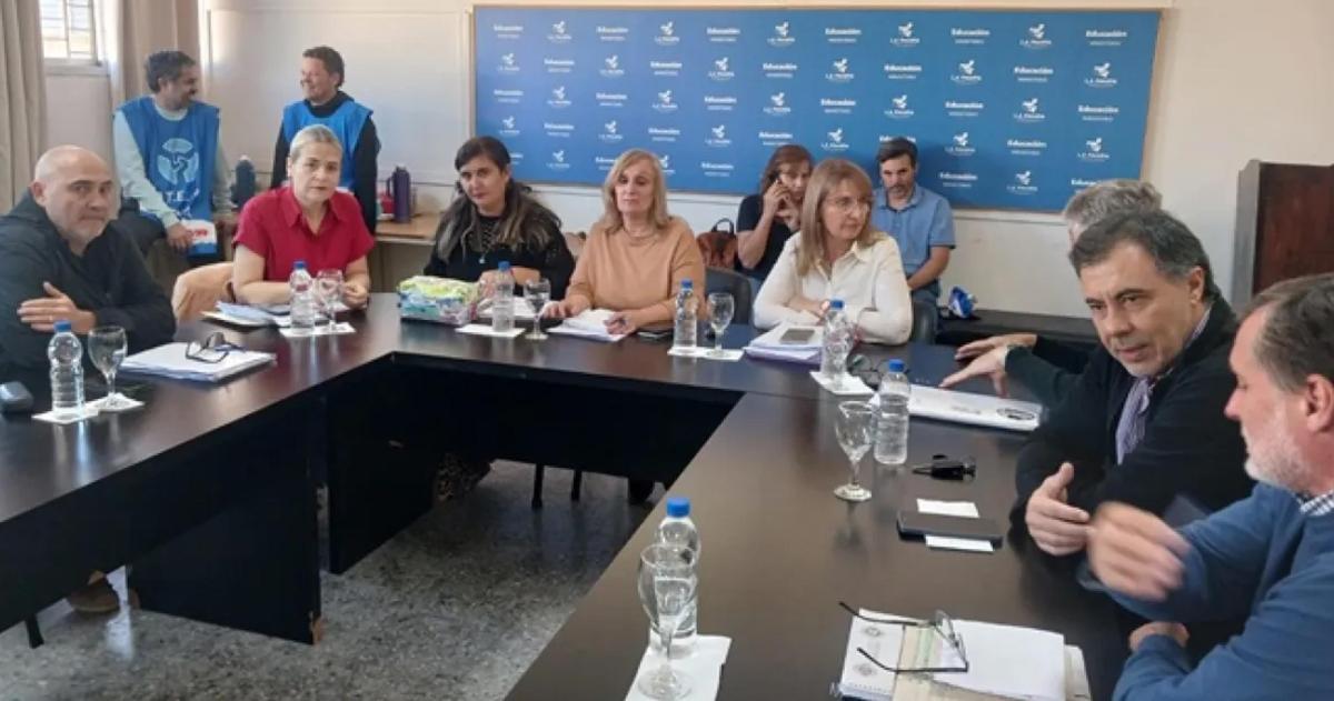 La �ltima paritaria docente entre gremios y representantes del Gobierno provincial