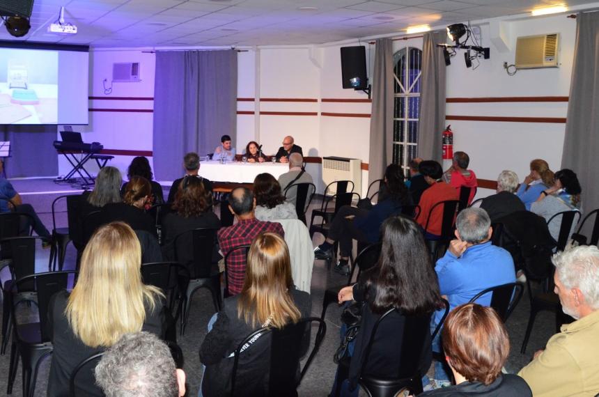 La presentación se realizó en el salón Los Pioneros