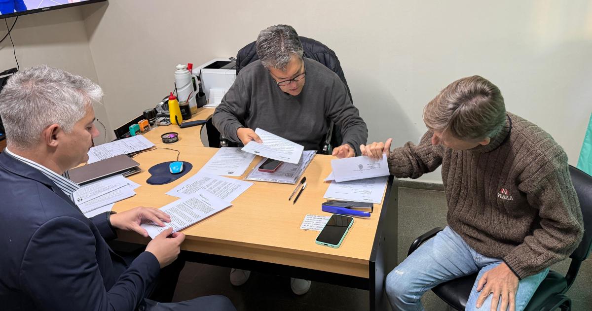 Autoridades provinciales y comunales rubricaron los contratos