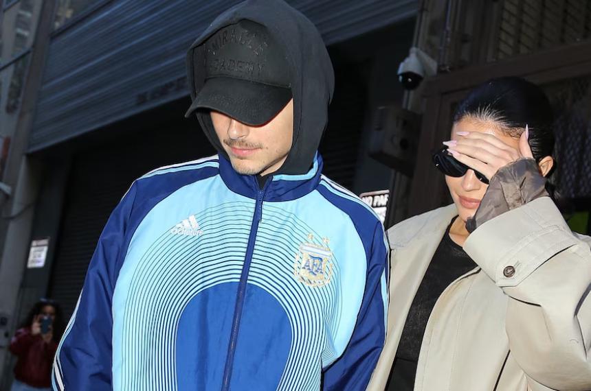Timothée Chalamet luciendo la campera de la Selección junto a su novia Kylie Jenner poco antes de ver el estreno de la obra The Fear of 13 en Broadway