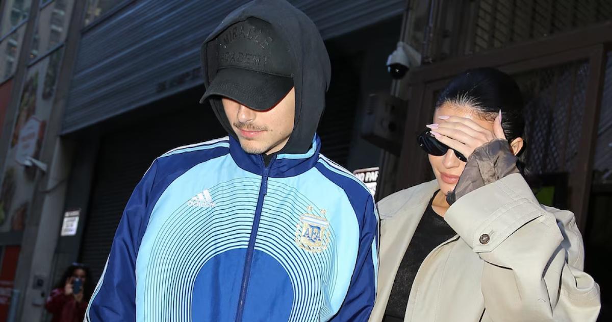 Timothée Chalamet luciendo la campera de la Selección junto a su novia Kylie Jenner poco antes de ver el estreno de la obra The Fear of 13 en Broadway