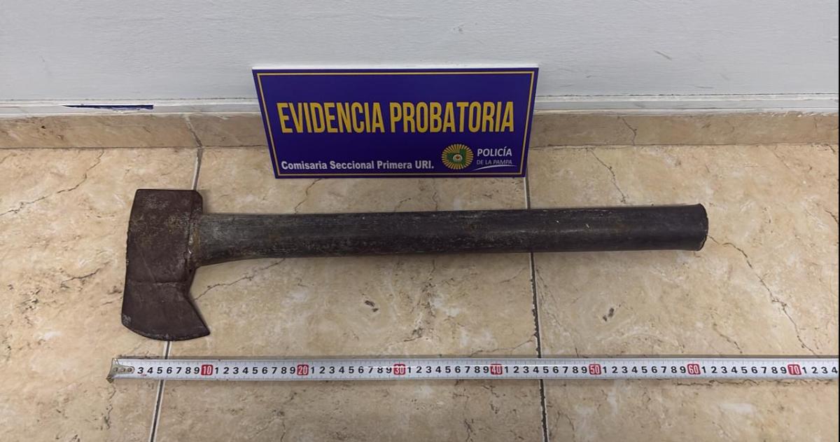 El hacha usada durante la agresión y secuestrada por la Seccional Primera