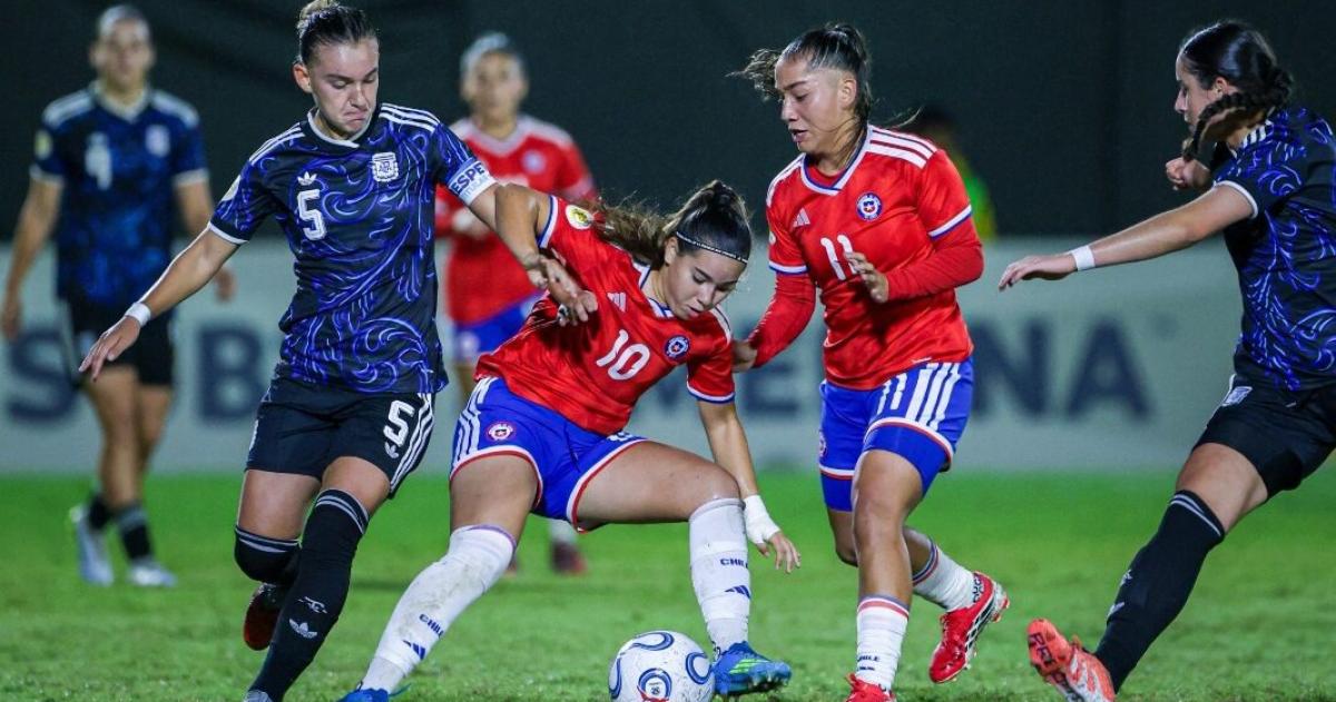 Maldonado pelea por la pelota ante Chile