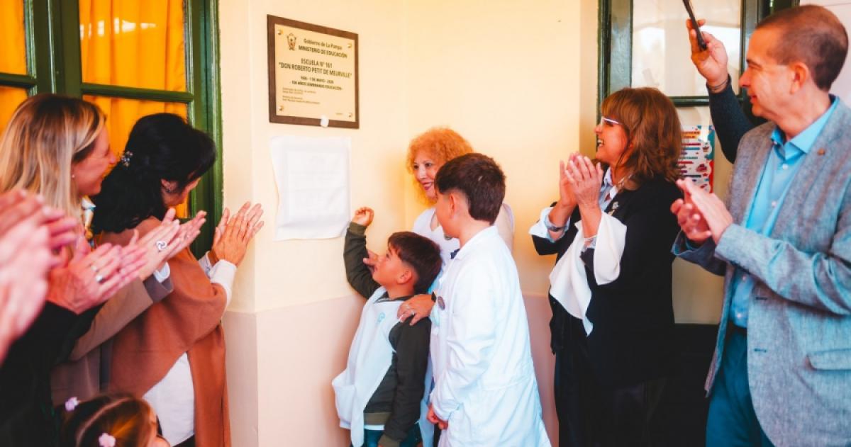 La ministra de Educación y el secretario general de la Gobernación José Vanini en la celebración