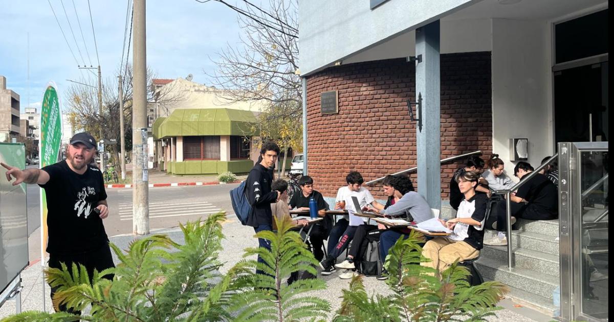 El martes frente a Exactas un docente y sus estudiantes en la vereda