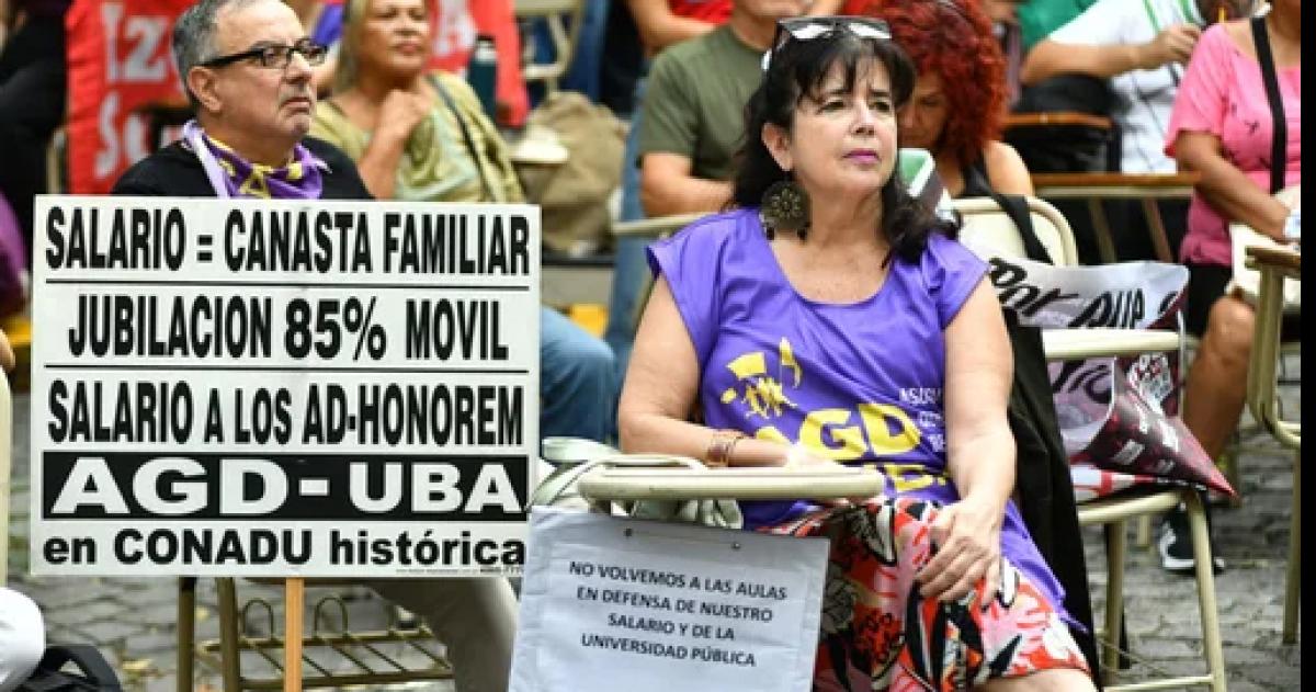 Protestas en reclamo por la situación salarial de los docentes y no docentes