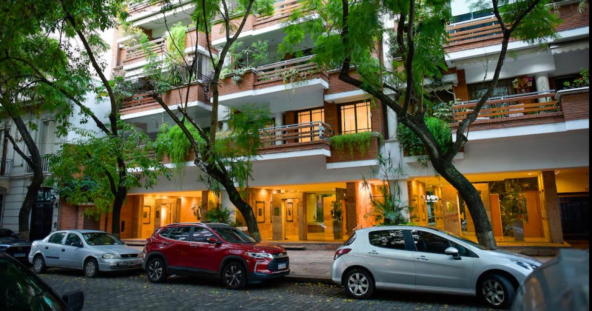 La fachada del edificio donde vive Manuel Adorni en Caballito