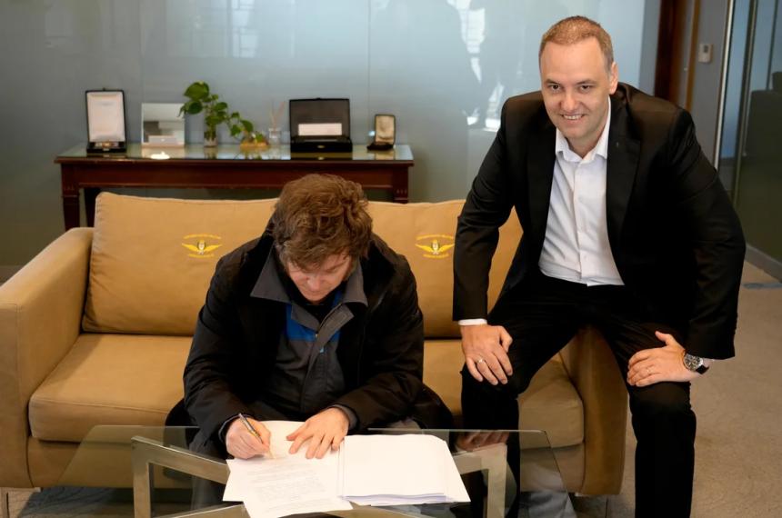 Javier Milei junto a su cuestionado Jefe de Gabinete