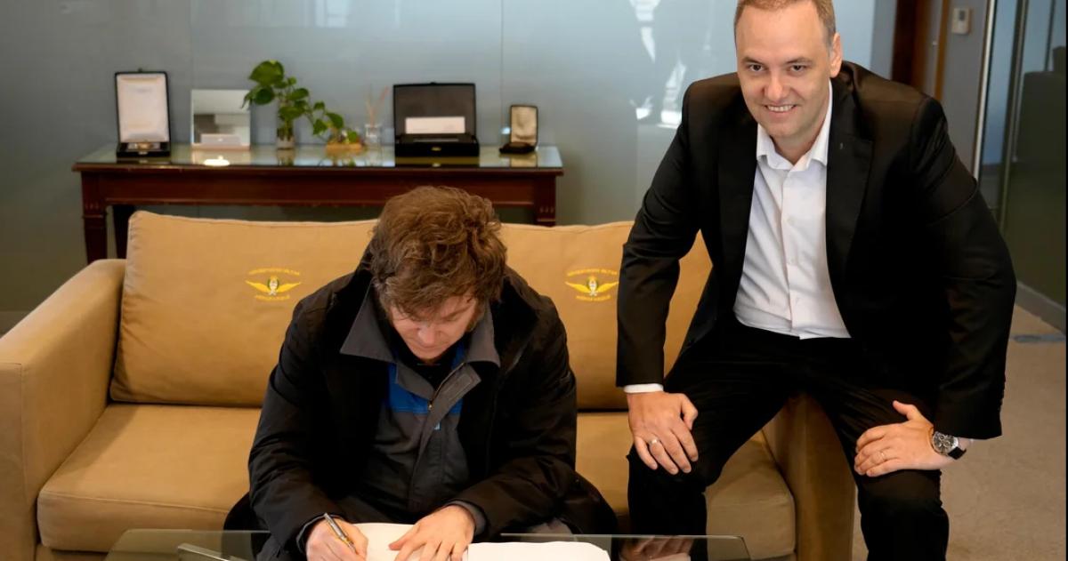 Javier Milei junto a su cuestionado Jefe de Gabinete