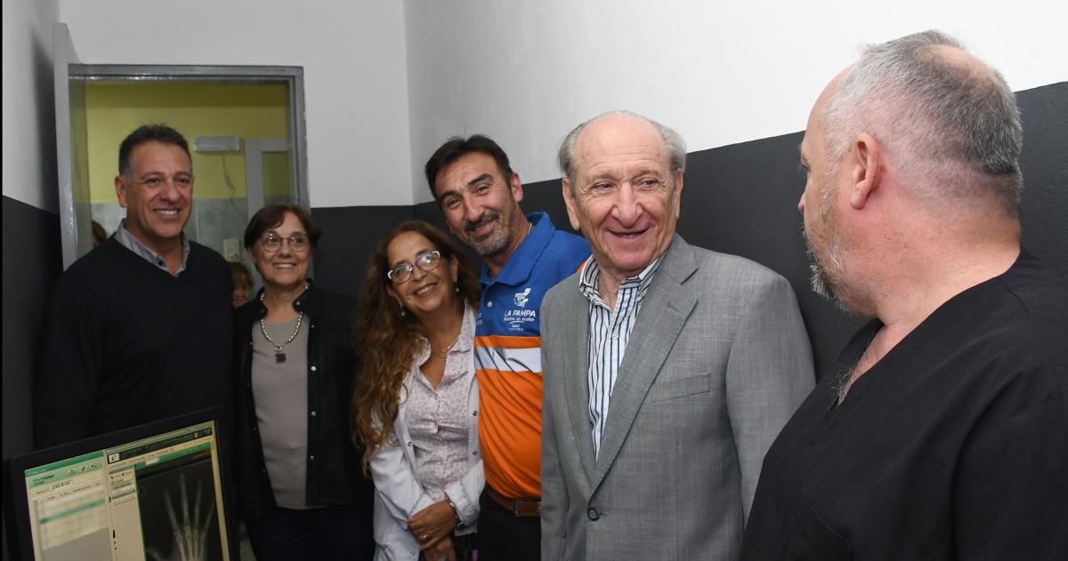 Las autoridades locales y provinciales al poner en marcha el nuevo servicio
