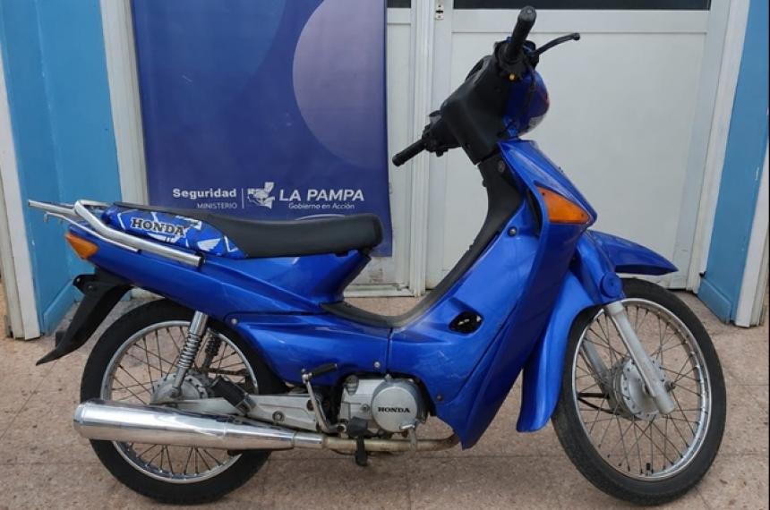 La pareja fue detenida mientras circulaba en la moto robada por Villa Germinal