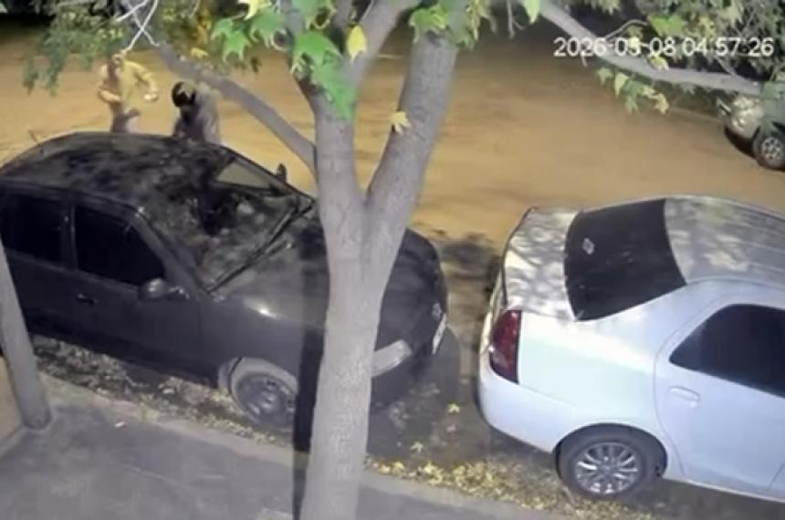Los delincuentes tanteaban autos en toda la cuadra