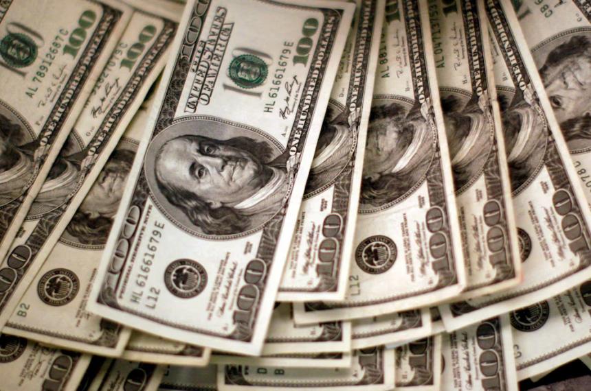 Los analistas proyectan un tipo de cambio mayorista de 1676 por dólar para diciembre de 2026 24 menos que lo que estimaban en el relevamiento anterior