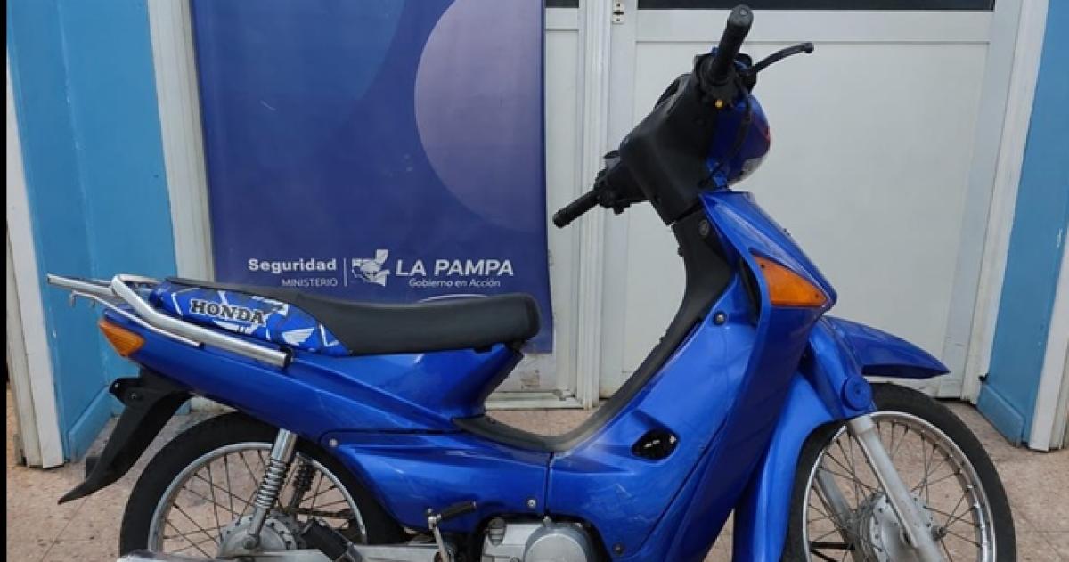 La pareja fue detenida mientras circulaba en la moto robada por Villa Germinal