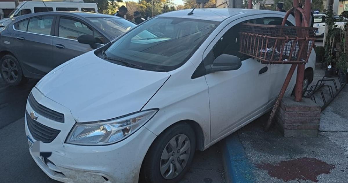 El Onix estaba estacionado y fue embestido por el Cruze