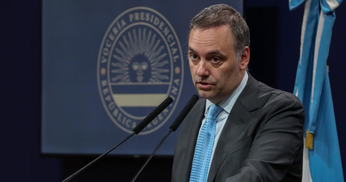 El jefe de Gabinete Manuel Adorni en la sala de conferencias