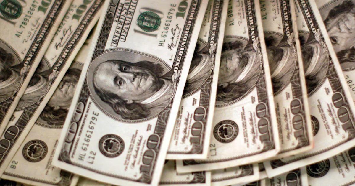 Los analistas proyectan un tipo de cambio mayorista de 1676 por dólar para diciembre de 2026 24 menos que lo que estimaban en el relevamiento anterior