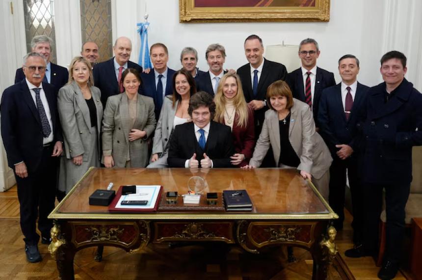 Todo el Gabinete junto a Manuel Adorni