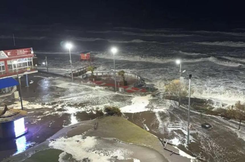 En Monte Hermoso el agua superó la costanera y llegó hasta la peatonal arrastrando puestos de guardavidas