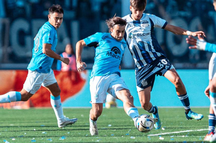 Francisco Gonz�lez Metilli disputa la pelota ante la marca de Giovanni Baroni