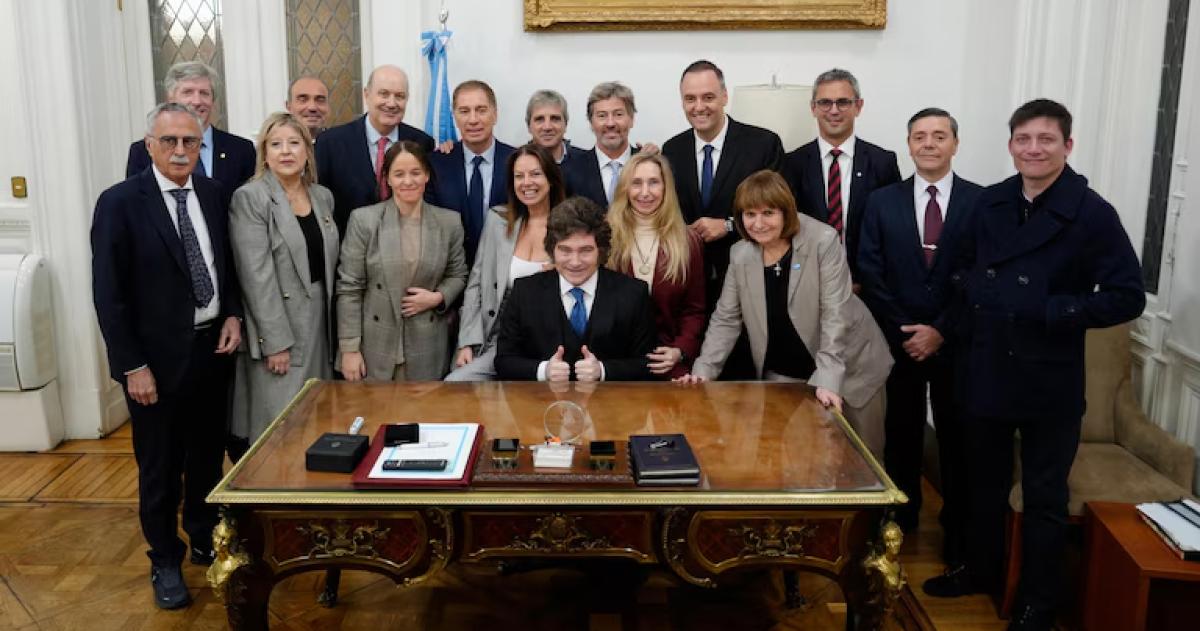 Todo el Gabinete junto a Manuel Adorni