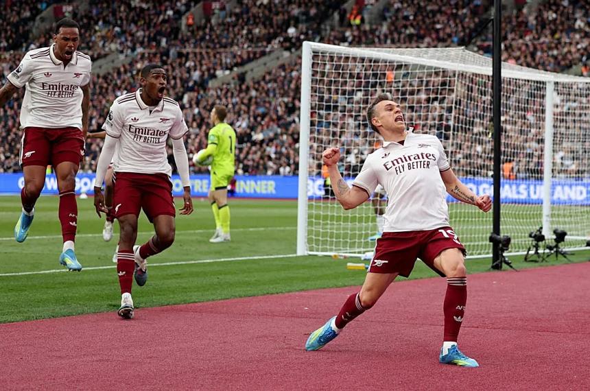Trossard celebra el gol que dejó al Arsenal a las puertas del título