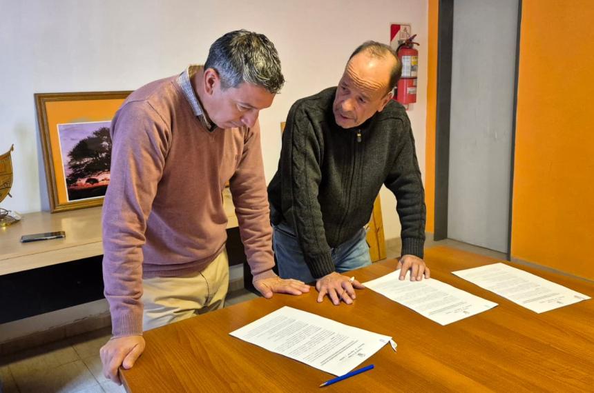 El convenio fue firmado por el ministro de Seguridad y el comisionado de Chacharramendi