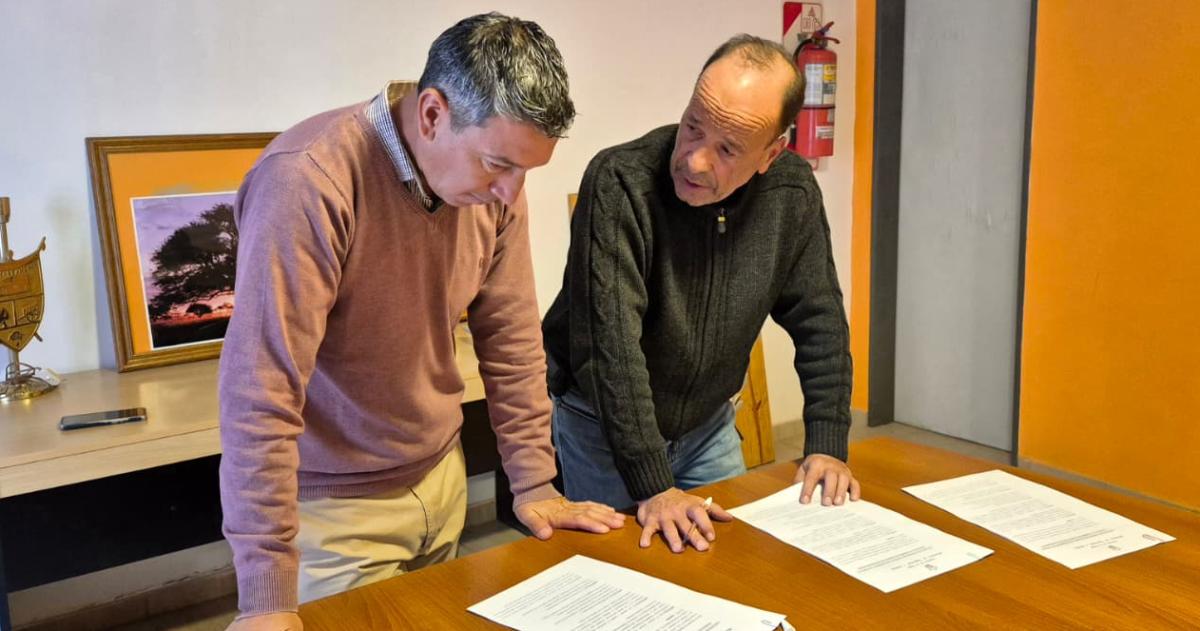 El convenio fue firmado por el ministro de Seguridad y el comisionado de Chacharramendi