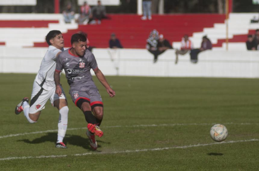 Agustín López anota uno de sus cuatro goles en el triunfo de Costa Brava