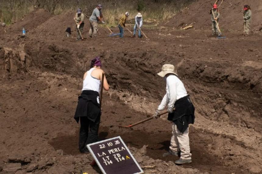 Personal del Equipo de Forenses durante las excavaciones en La Perla