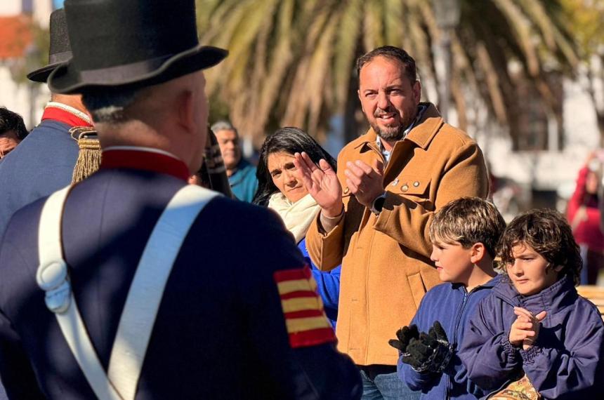 Di Napoli encabezó el acto en donde se cantaron las estrofas de la canción patria
