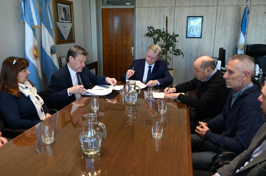 El gobernador Sergio Ziliotto y el rector Oscar Alpa firmaron un convenio para iniciar la segunda etapa del estudio