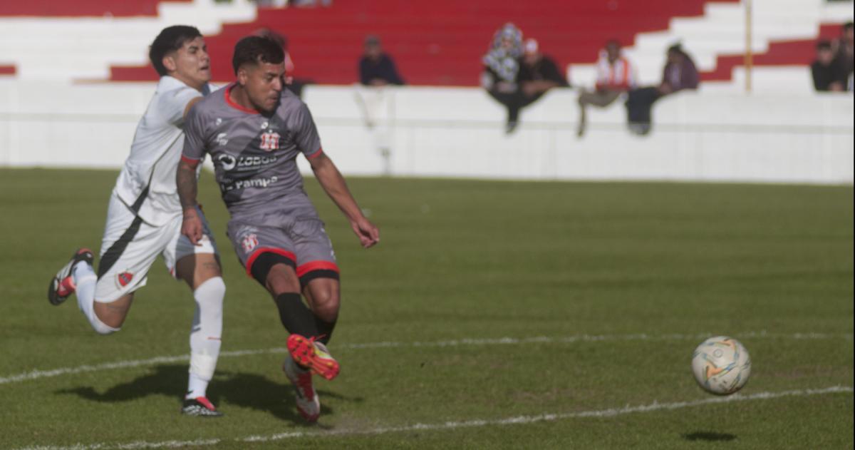 Agustín López anota uno de sus cuatro goles en el triunfo de Costa Brava