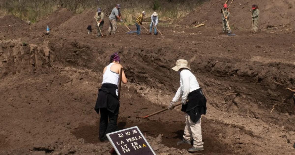 Personal del Equipo de Forenses durante las excavaciones en La Perla