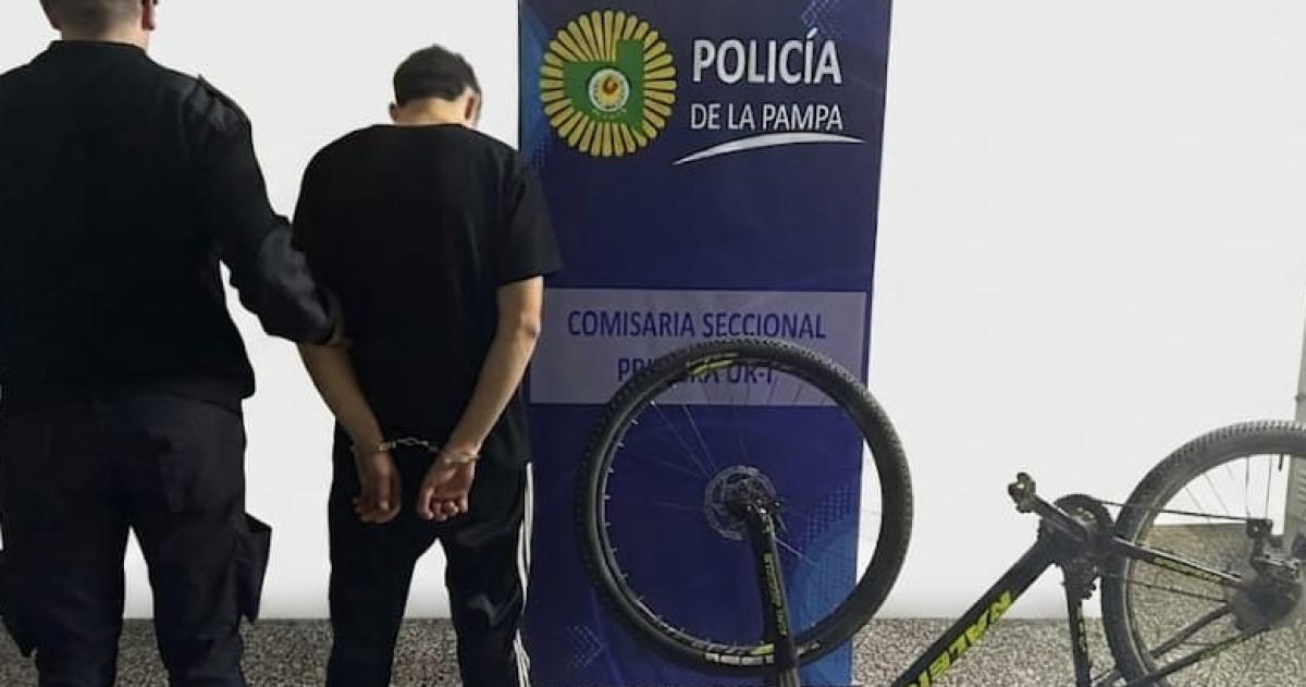 El acusado fue detenido manejando la bici en el barrio Escondido