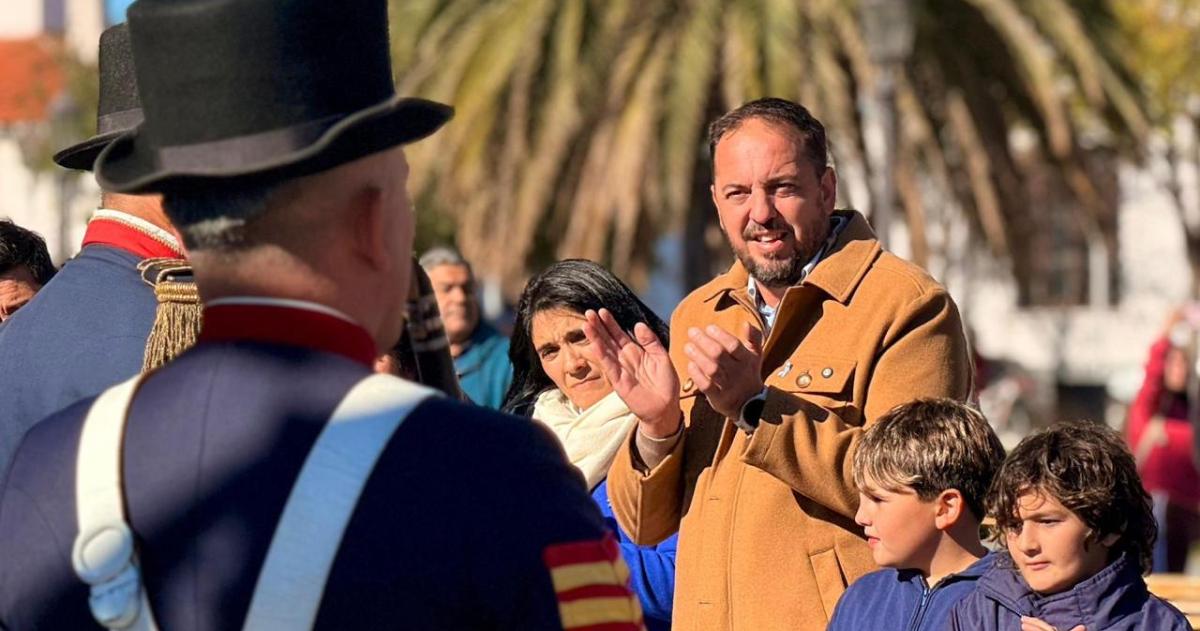Di Napoli encabezó el acto en donde se cantaron las estrofas de la canción patria