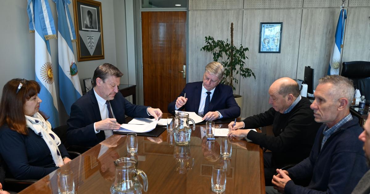 El gobernador Sergio Ziliotto y el rector Oscar Alpa firmaron un convenio para iniciar la segunda etapa del estudio