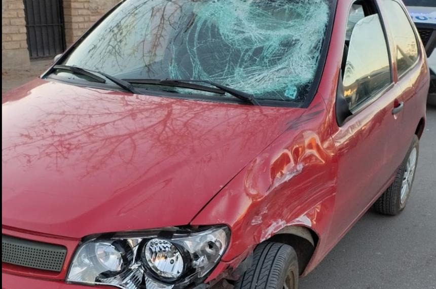 Tras el choque el motociclista impactó contra el parabrisas