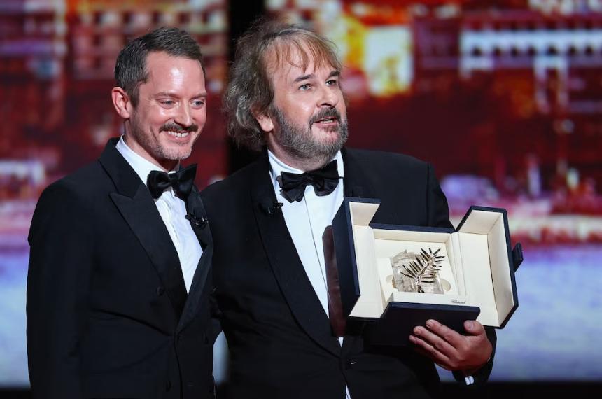Peter Jackson recibió la Palma de Oro honorífica de manos del actor Elijah Wood en la apertura del Festival de Cannes