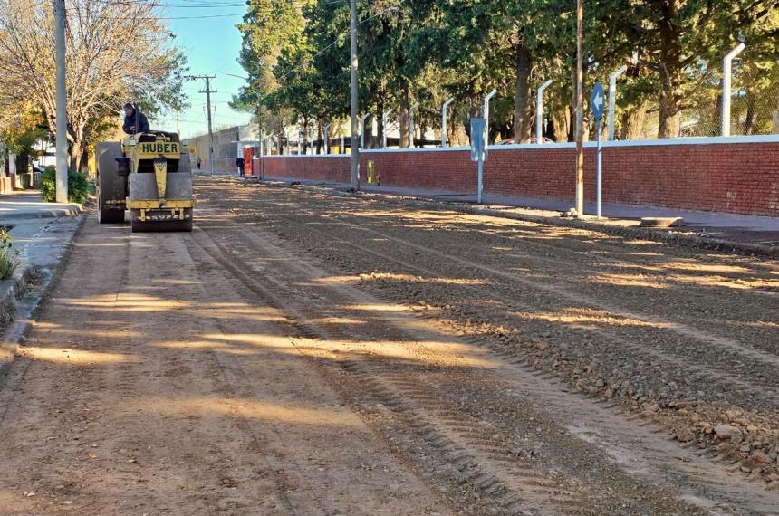 Operarios municipales trabajando en la pavimentación de la calle Santa Cruz en el barrio Tom�s Mason de Santa Rosa