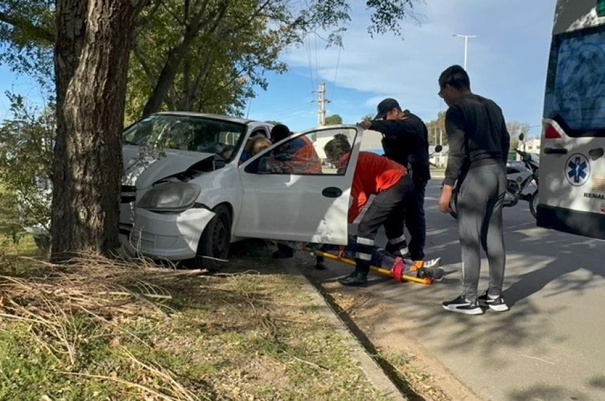 El conductor fue trasladado al Hospital Centeno por el SEM