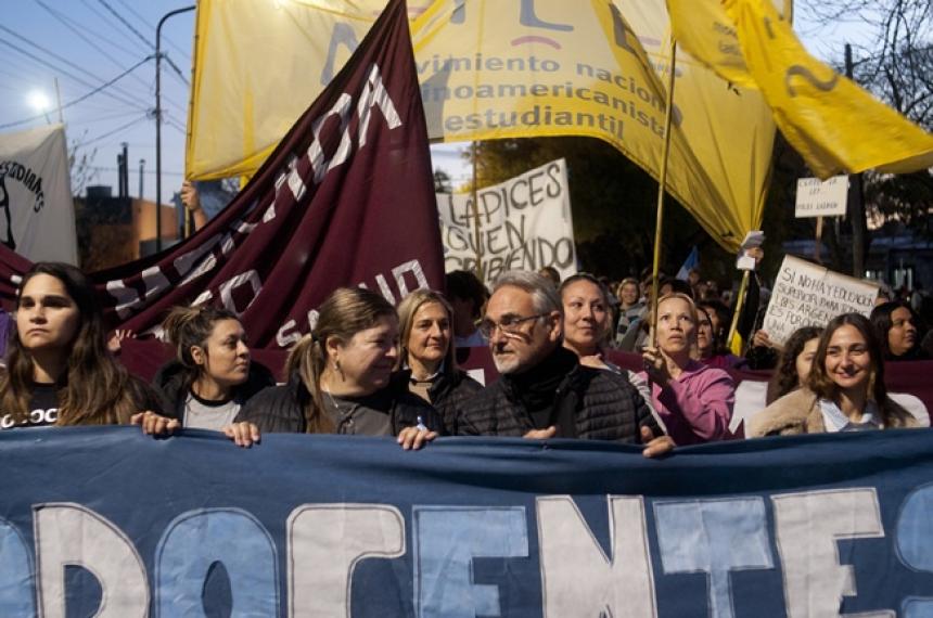 Una gran cantidad estudiantes docentes y personal de las distintas Facultades de Pico participaron de la movilización