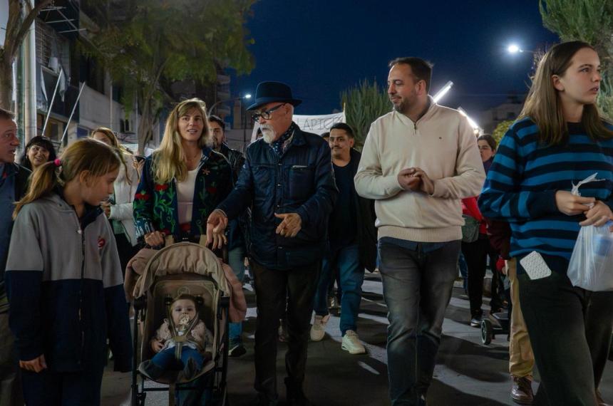 El intendente se mostró con su familia durante la marcha de este martes