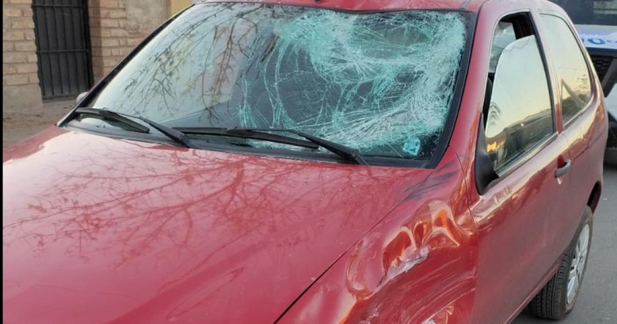 Tras el choque el motociclista impactó contra el parabrisas