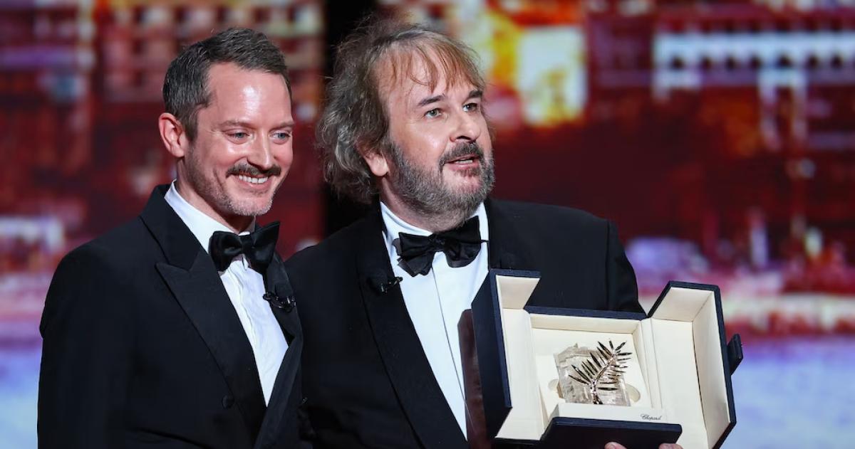Peter Jackson recibió la Palma de Oro honorífica de manos del actor Elijah Wood en la apertura del Festival de Cannes