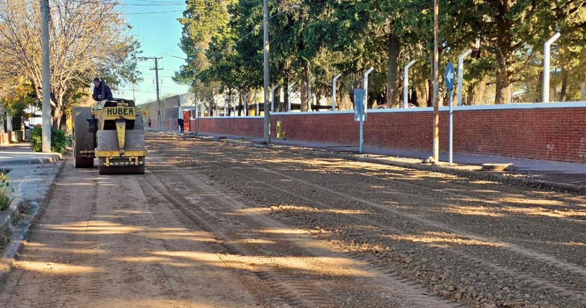 Operarios municipales trabajando en la pavimentación de la calle Santa Cruz en el barrio Tom�s Mason de Santa Rosa
