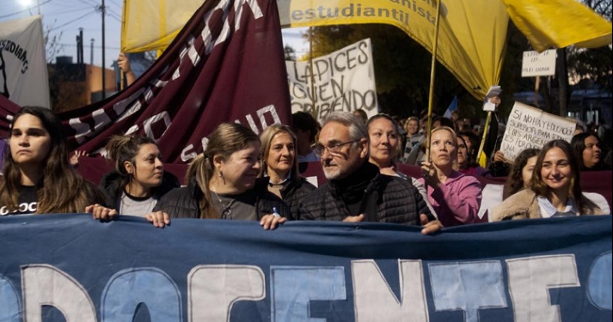 Una gran cantidad estudiantes docentes y personal de las distintas Facultades de Pico participaron de la movilización