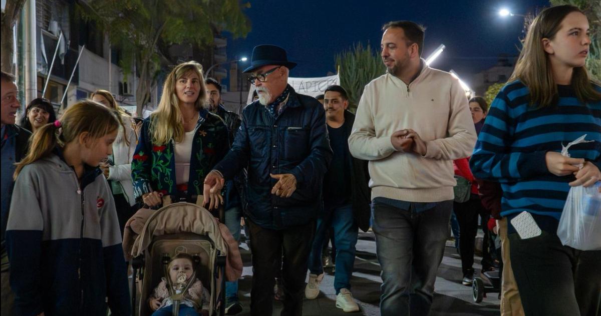 El intendente se mostró con su familia durante la marcha de este martes
